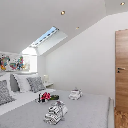 Lorena - With Sea View Near Old Town Apartment Trogir