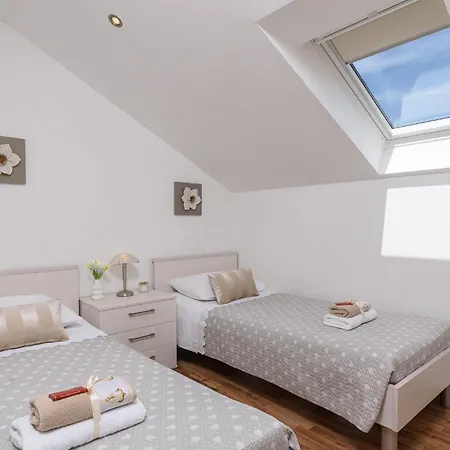 Apartment Lorena - With Sea View Near Old Town Trogir