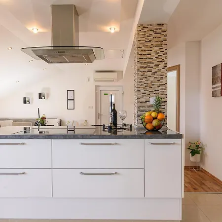 Apartment Lorena - With Sea View Near Old Town Trogir