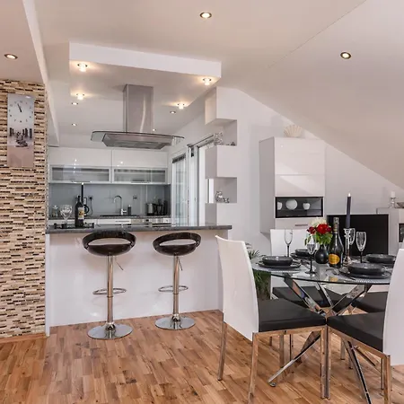 Lorena - With Sea View Near Old Town Apartment