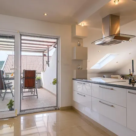 Lorena - With Sea View Near Old Town Apartment *