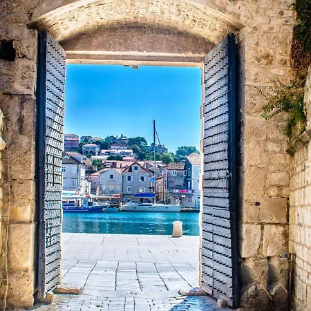 Lorena - With Sea View Near Old Town * Trogir