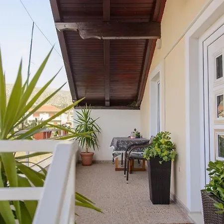 Apartment Lorena - With Sea View Near Old Town Trogir