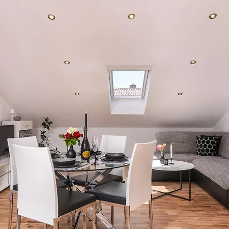 Lorena - With Sea View Near Old Town شقة