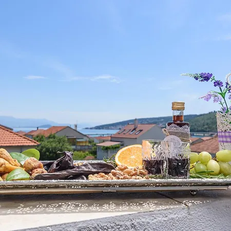 Lorena - With Sea View Near Old Town Trogir
