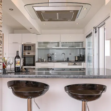 Lorena - With Sea View Near Old Town شقة تروغير