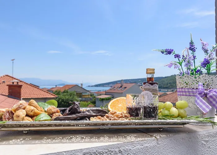 Lorena - With Sea View Near Old Town Trogir