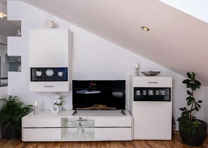 Lorena - With Sea View Near Old Town *